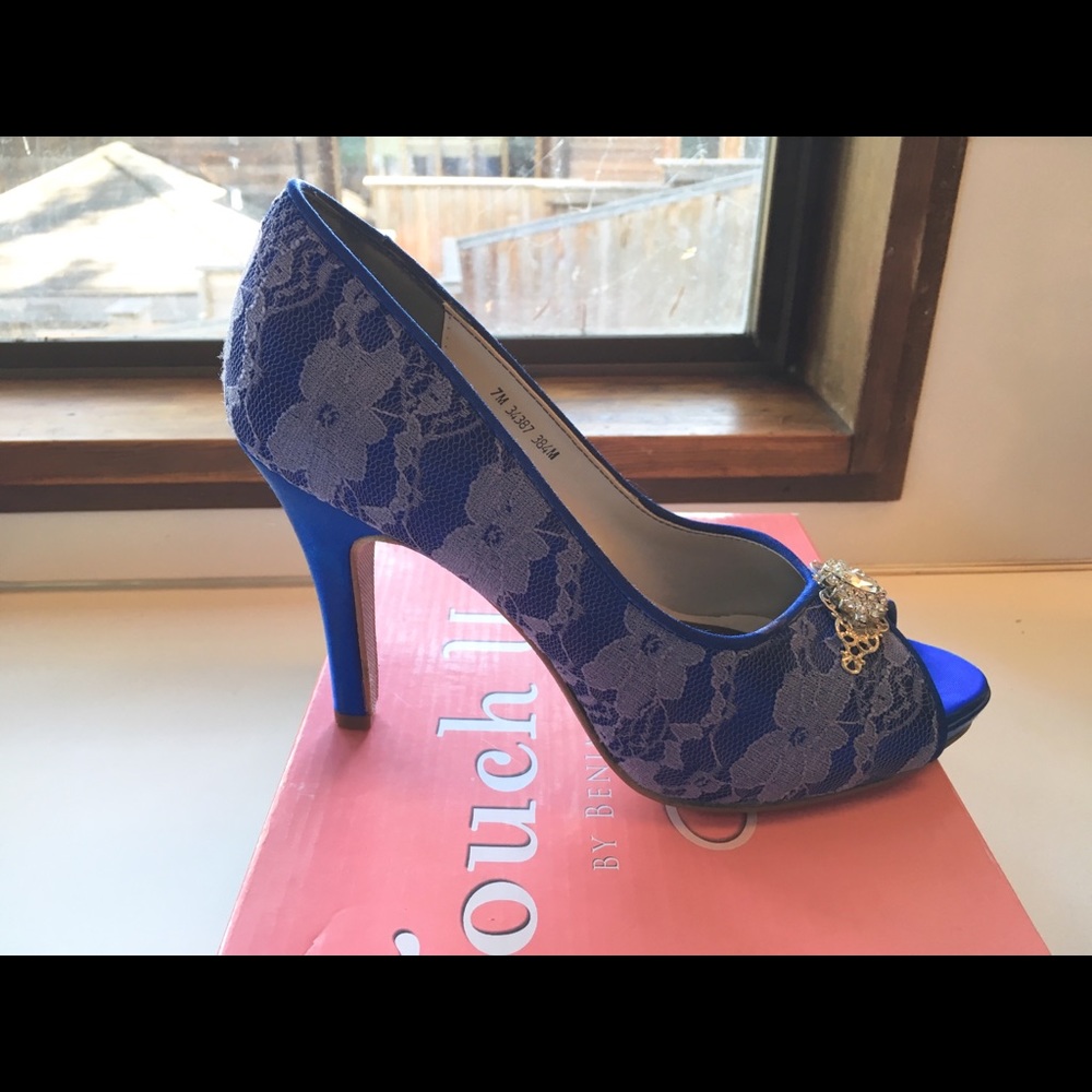 Touch Ups Catalina Heels Size 7 in Royal Blue Lace